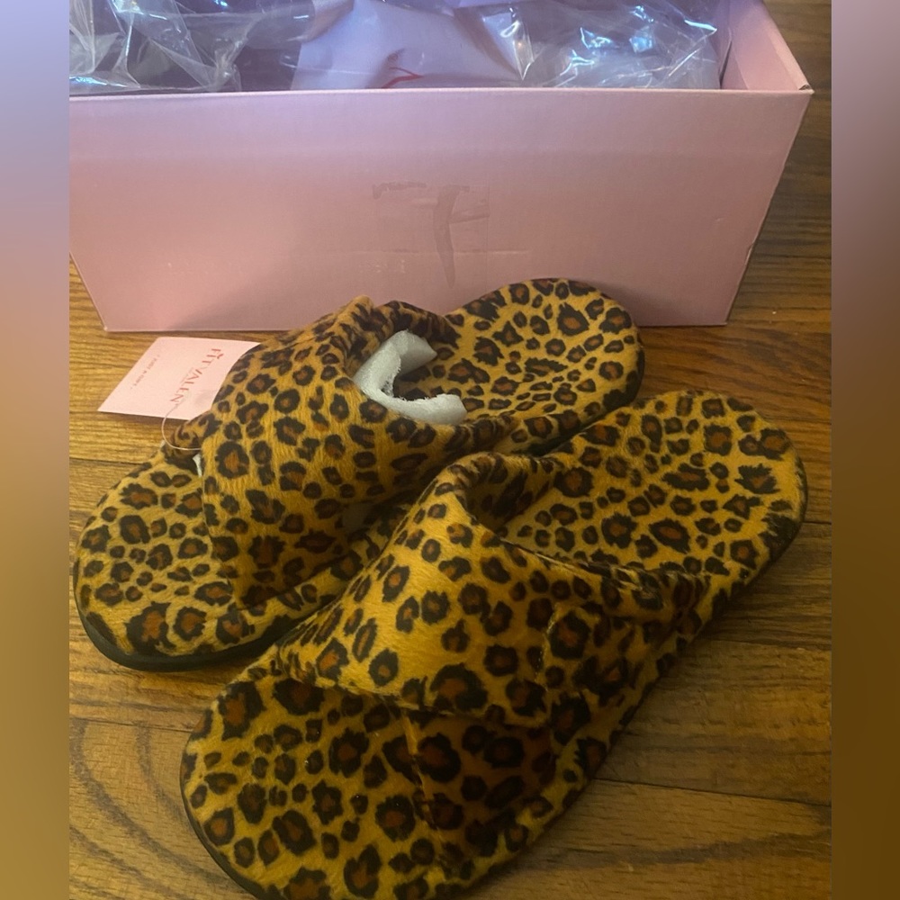 Women’s size 7 FitValen leopard print shoes Arica-Slip on fuzzy